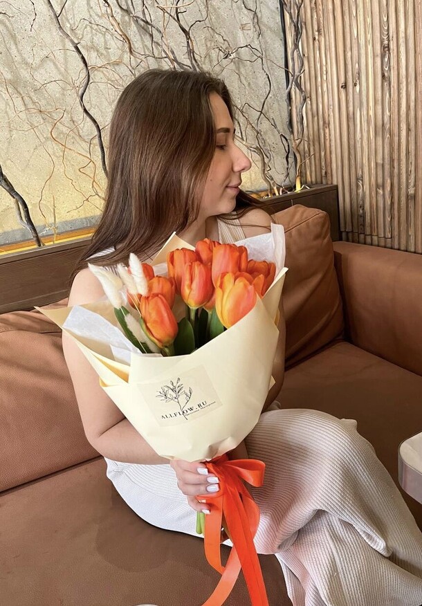 Букет с тюльпанами и лагурусом, артикул F1175462 - 3950 рублей, доставка по городу. Flawery - доставка цветов