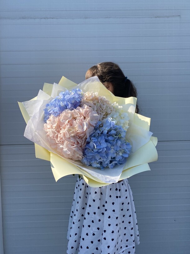 Букет из пяти гортензий, артикул F1200159 - 5300 рублей, доставка по городу. Flawery - доставка цветов