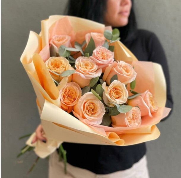 11 роз с эвкалиптом, артикул F1201166 - 5780 рублей, доставка по городу. Flawery - доставка цветов