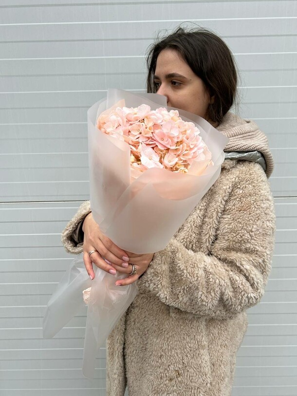 Букет с гортензией, артикул F1202762 - 2000 рублей, доставка по городу. Flawery - доставка цветов