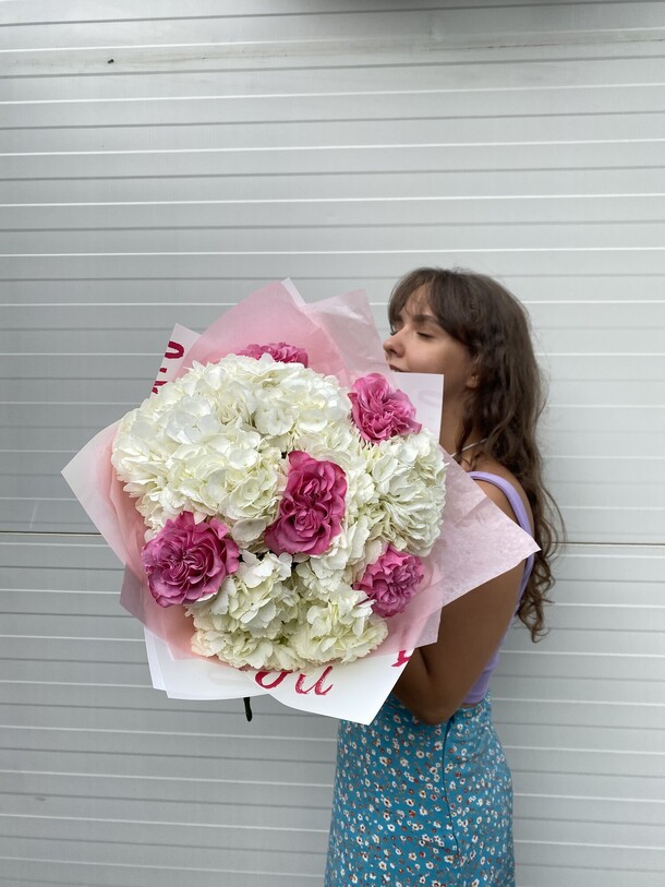 Букет с гортензией и пионовидной розой, артикул F1208310 - 6850 рублей, доставка по городу. Flawery - доставка цветов