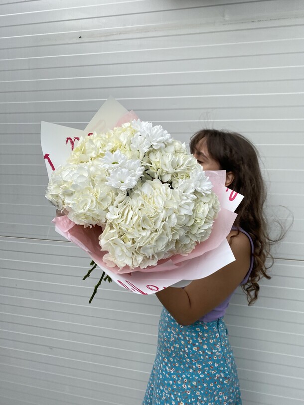 Букет с хризантемой и гортензией, артикул F1208313 - 6500 рублей, доставка по городу. Flawery - доставка цветов