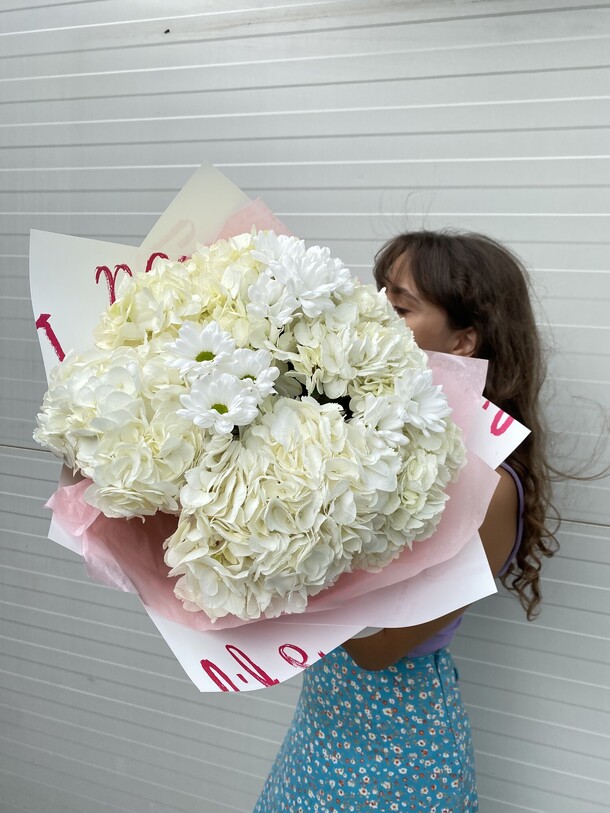 Букет с гортензией и хризантемой, артикул F1208325 - 6500 рублей, доставка по городу. Flawery - доставка цветов