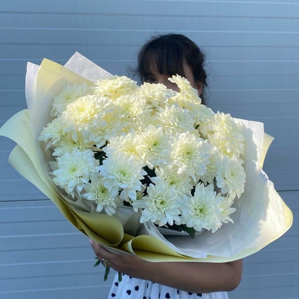 Букет с хризантемой, артикул F1211679 - 3120 рублей, доставка по городу. Flawery - доставка цветов