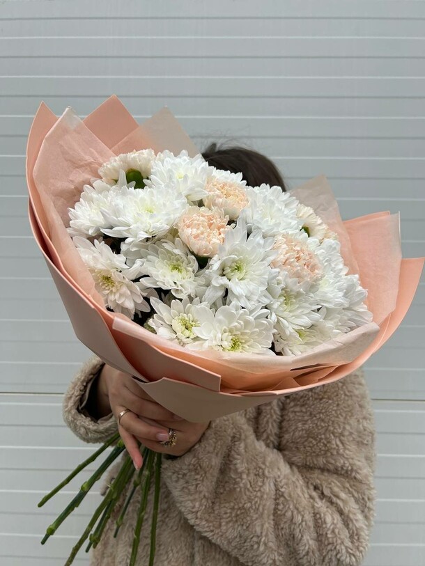 Букет с хризантемой и гортензией, артикул F1227044 - 4950 рублей, доставка по городу. Flawery - доставка цветов