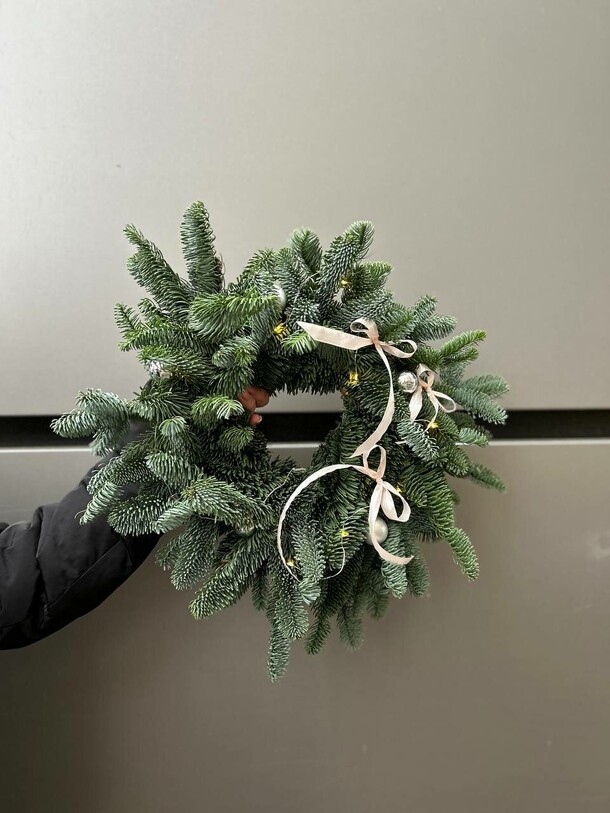 Новогодний венок s, артикул F1237377 - 2300 рублей, доставка по городу. Flawery - доставка цветов