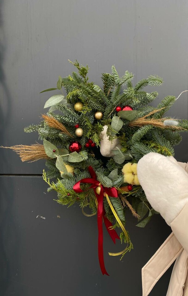 Новогодний венок м, артикул F1237381 - 5240 рублей, доставка по городу. Flawery - доставка цветов