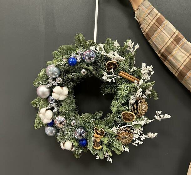 Новогодний венок с корицей, артикул F1237384 - 4800 рублей, доставка по городу. Flawery - доставка цветов