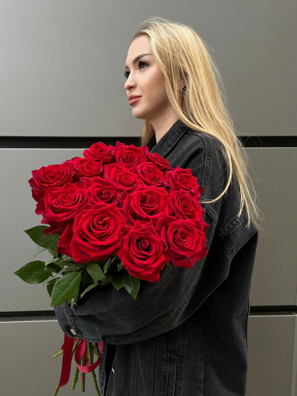 Букет из 15 роз 80 см, артикул F1239249 - 8200 рублей, доставка по городу. Flawery - доставка цветов