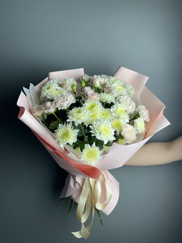 Букет с хризантемой и розой, артикул F1259452 - 6740 рублей, доставка по городу. Flawery - доставка цветов