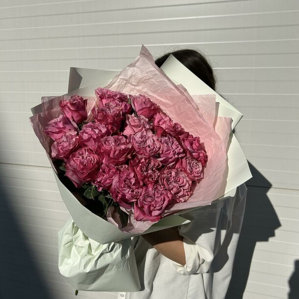 Шикарный букет из 25 роз, артикул F1259468 - 12019 рублей, доставка по городу. Flawery - доставка цветов