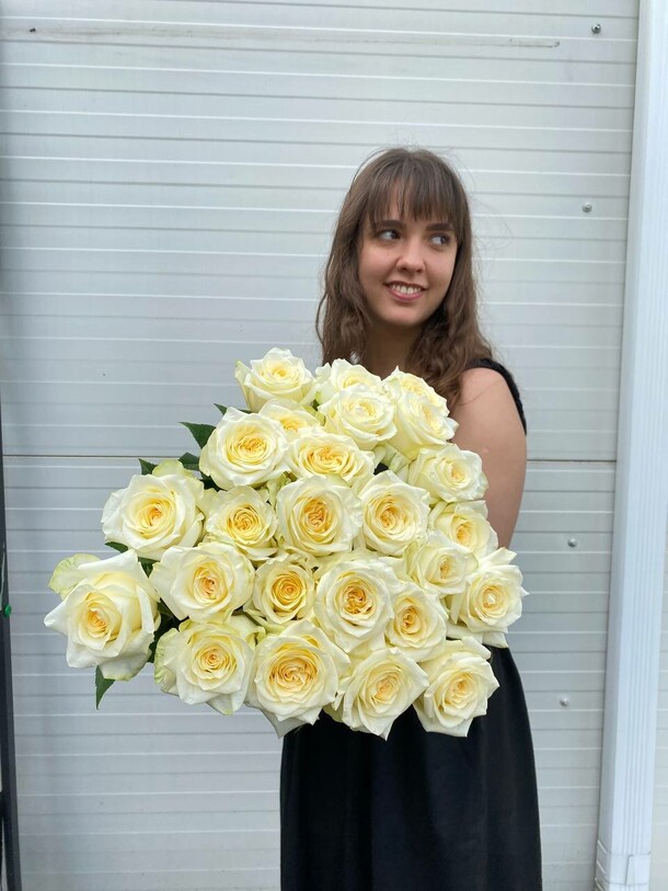 Букет 25 ароматных роз, артикул F1259469 - 12019 рублей, доставка по городу. Flawery - доставка цветов