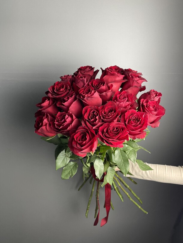 Букет алых роз, артикул F1259474 - 12019 рублей, доставка по городу. Flawery - доставка цветов