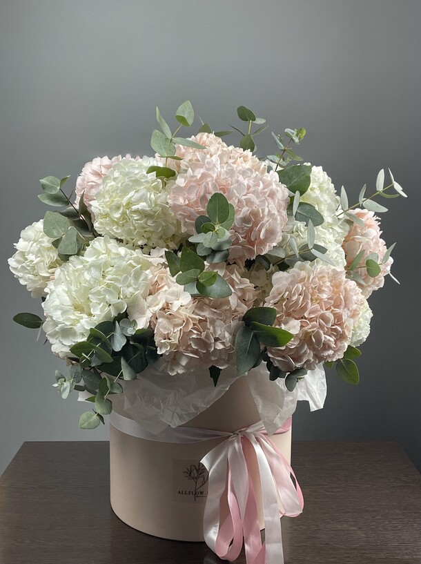 Шикарная коробка гортензий, артикул F1259486 - 21150 рублей, доставка по городу. Flawery - доставка цветов