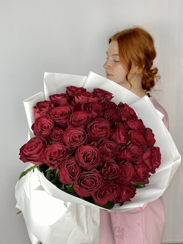 35 кенийских роз, артикул F1284445 - 10100 рублей, доставка по городу. Flawery - доставка цветов
