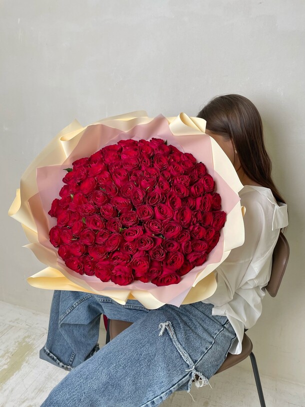 101 роза шикарный букет, артикул F1284449 - 28300 рублей, доставка по городу. Flawery - доставка цветов