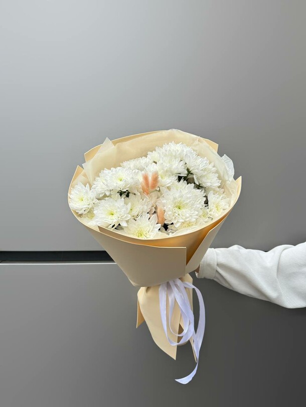 Букет с хризантемой балтика и лагурусом, артикул F1344848 - 4160 рублей, доставка по городу. Flawery - доставка цветов