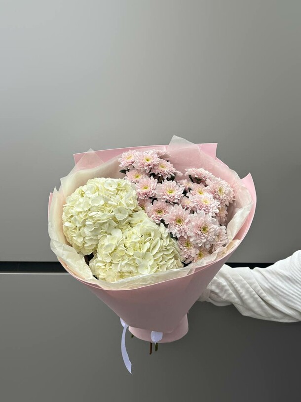 Букет с гортензией и хризантемами, артикул F1344852 - 5200 рублей, доставка по городу. Flawery - доставка цветов