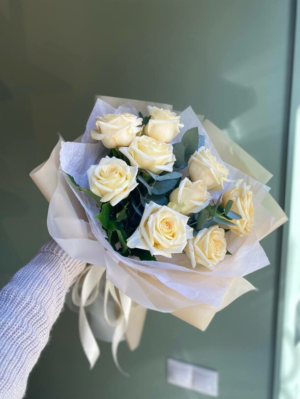 Букет с ароматными розами и эвкалиптом, артикул F1344939 - 5800 рублей, доставка по городу. Flawery - доставка цветов