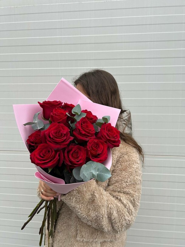 11 красных роз с эвкалиптом, артикул F1376466 - 5900 рублей, доставка по городу. Flawery - доставка цветов