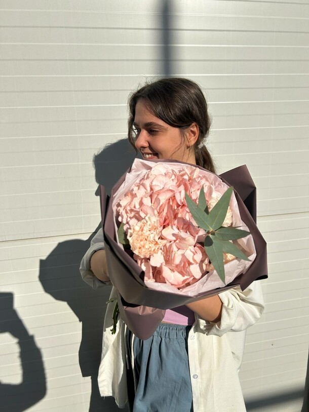 Букет с гортензией, диантусом и эвкалиптом, артикул F1376562 - 1800 рублей, доставка по городу. Flawery - доставка цветов