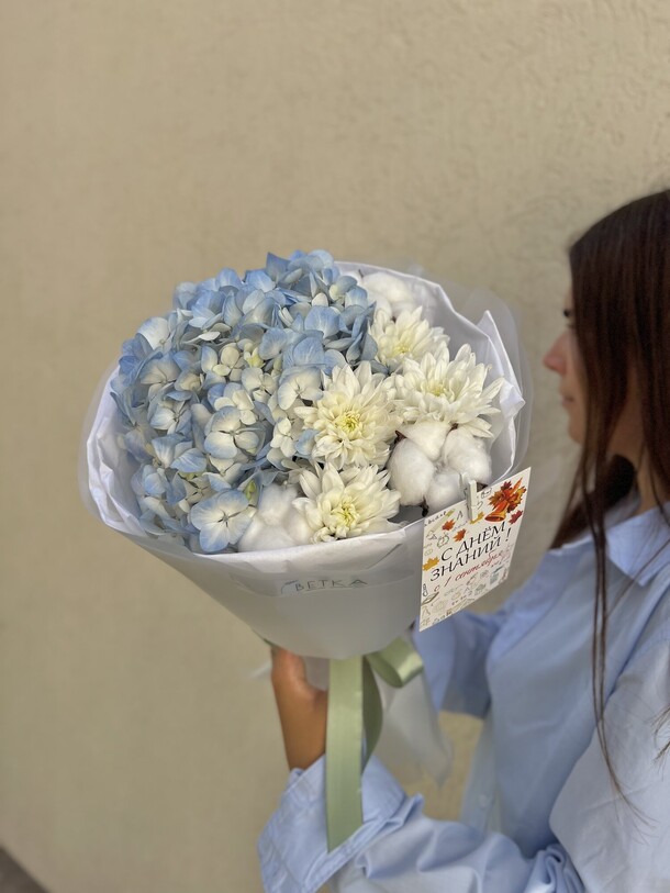 Букет с голубой гортензией 🦋, артикул F1337848 - 2970 рублей, доставка по городу. Flawery - доставка цветов