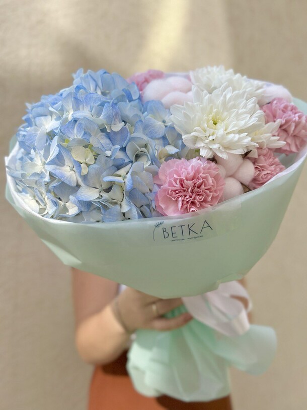 Букет с голубой гортензией, артикул F1342618 - 3520 рублей, доставка по городу. Flawery - доставка цветов