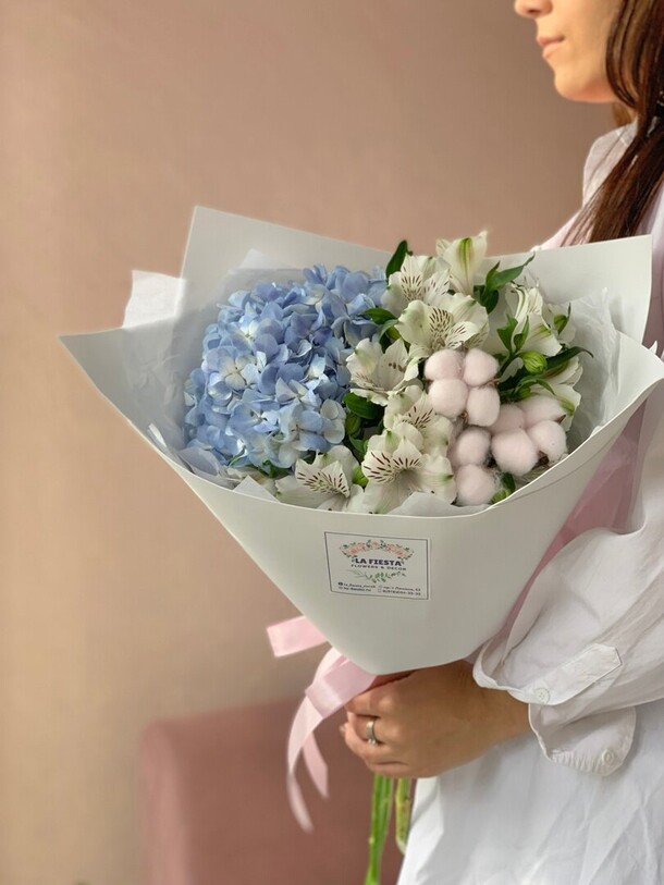 Букет с гортенизией, альстромерией и хлопком, артикул F1342620 - 2530 рублей, доставка по городу. Flawery - доставка цветов