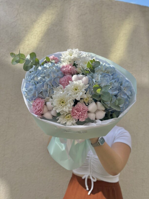 Букет с голубыми гортензиями, артикул F1342636 - 5445 рублей, доставка по городу. Flawery - доставка цветов