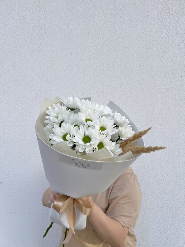 Букет ромашковых хризантем, артикул F1342646 - 2200 рублей, доставка по городу. Flawery - доставка цветов