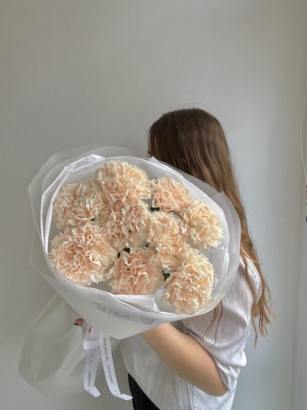 Моно-букет кремовых диантусов, артикул F1363379 - 2585 рублей, доставка по городу. Flawery - доставка цветов