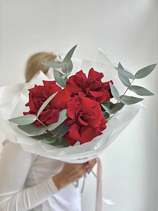 Букет роз эксплорер и эвкалипта, артикул F1367944 - 2530 рублей, доставка по городу. Flawery - доставка цветов