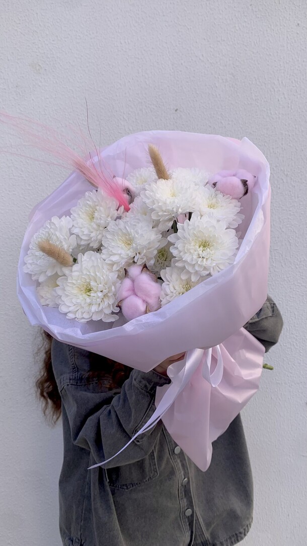 💜стойкий букет хризантем с хлопком, артикул F1421874 - 2420 рублей, доставка по городу. Flawery - доставка цветов