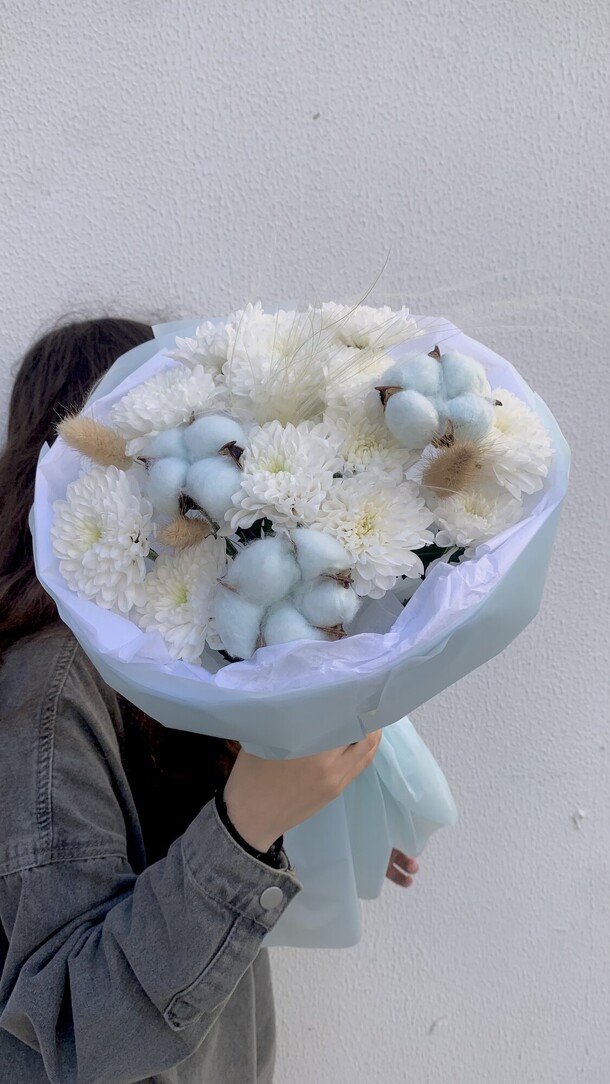 🩵стойкий букет хризантем с хлопком, артикул F1421876 - 2420 рублей, доставка по городу. Flawery - доставка цветов