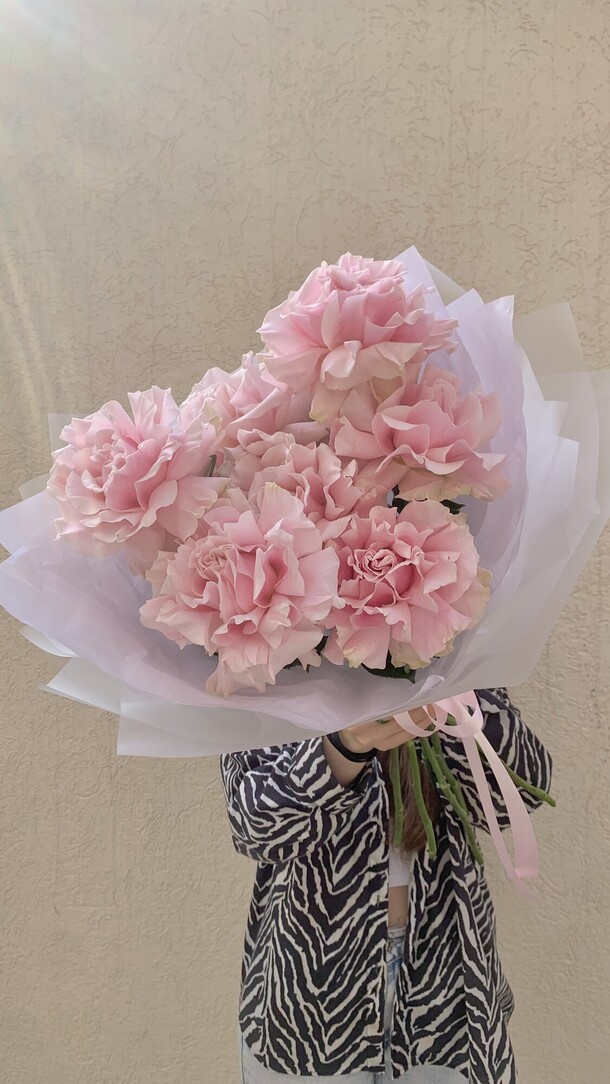 Нежный букет французских роз, артикул F1425345 - 4565 рублей, доставка по городу. Flawery - доставка цветов