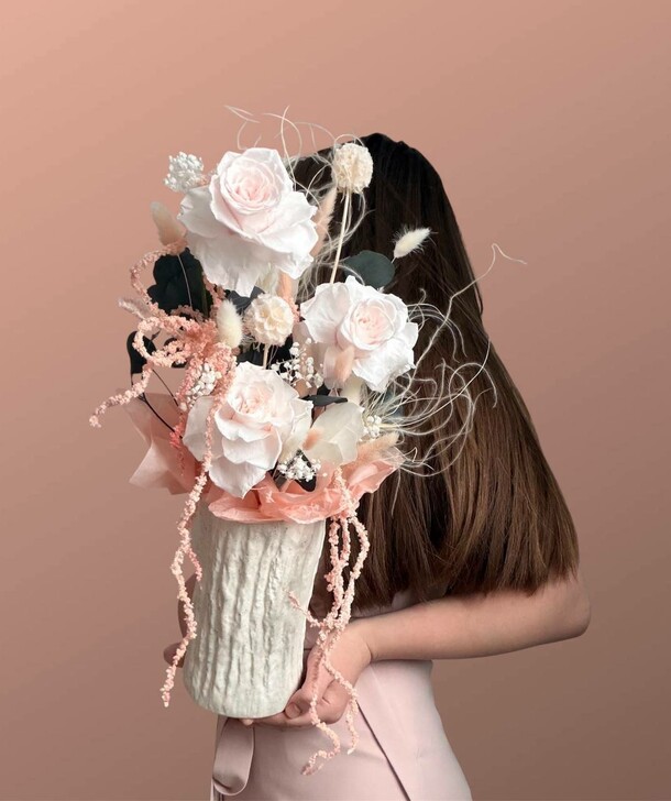 Премиум композиция из стабилизированных французских роз, вечный букет 110, артикул F1521156 - 9790 рублей, доставка по городу. Flawery - доставка цветов