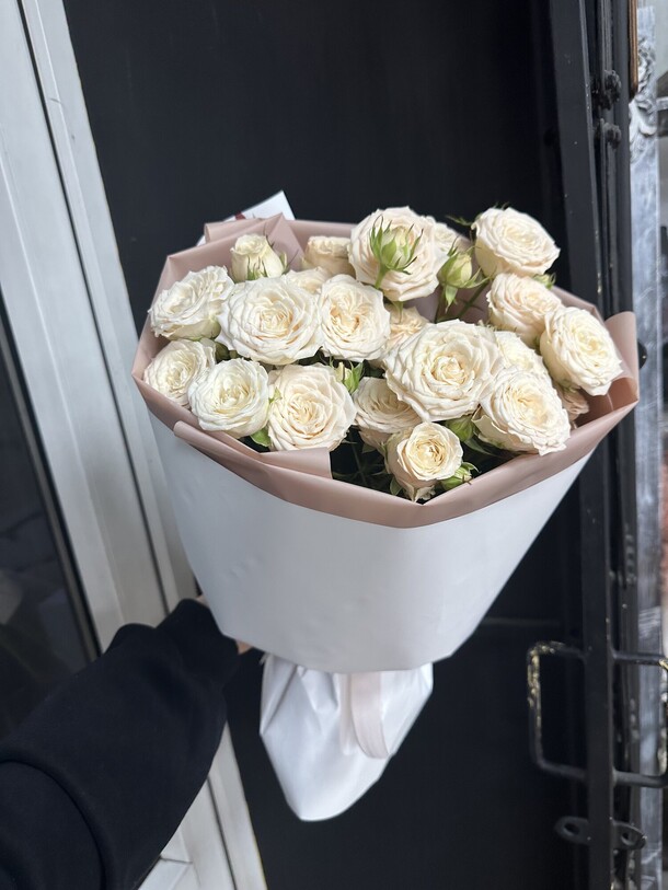 Букет кустовых пионовидных роз, артикул F1263877 - 5445 рублей, доставка по городу. Flawery - доставка цветов