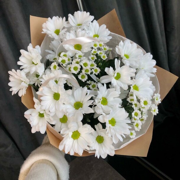 Кустовые хризантемы и ромашки сантини в букете летний, артикул F1218735 - 2450 рублей, доставка по городу. Flawery - доставка цветов