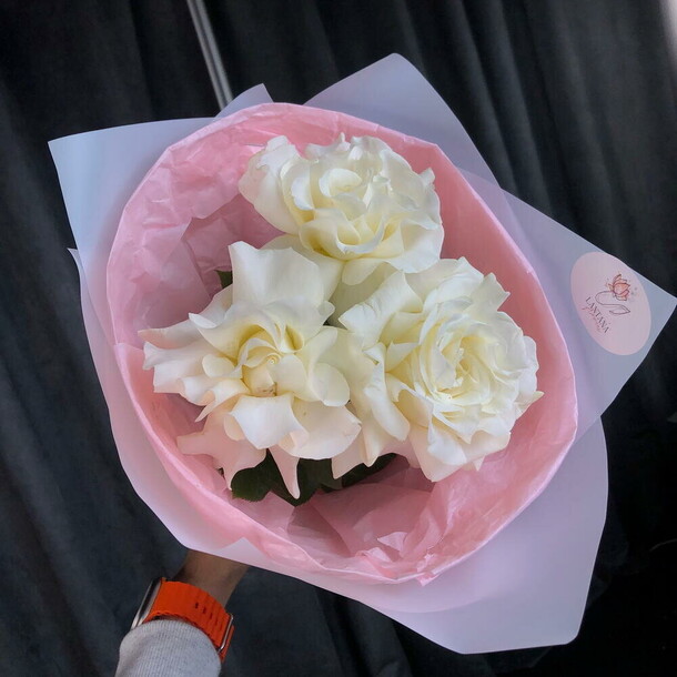 Французские розы 3 шт, артикул F1229999 - 1890 рублей, доставка по городу. Flawery - доставка цветов