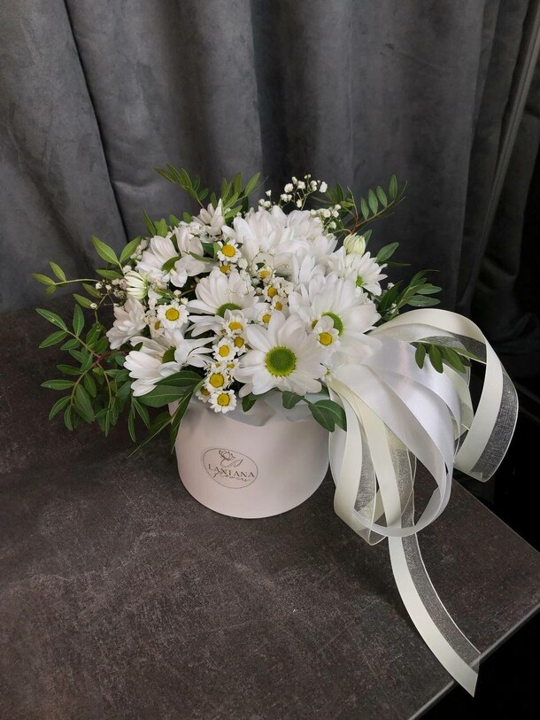 Ромашки в шляпной коробке, артикул F1237656 - 2450 рублей, доставка по городу. Flawery - доставка цветов