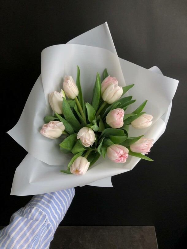Тюльпаны  11 шт, артикул F1245613 - 2145 рублей, доставка по городу. Flawery - доставка цветов