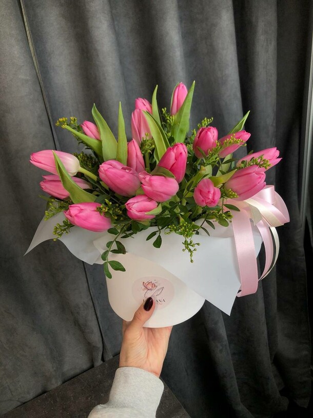 Нежные тюльпаны в шляпной коробке, артикул F1263405 - 4690 рублей, доставка по городу. Flawery - доставка цветов