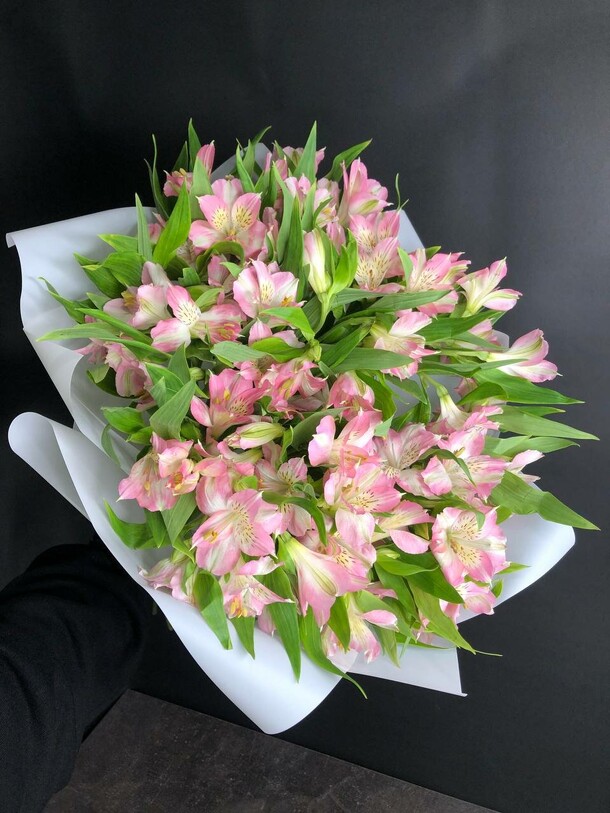 Розовые альстромерии 15 штук, артикул F1273132 - 4450 рублей, доставка по городу. Flawery - доставка цветов