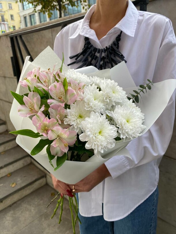 Хризантема кустовая и альстромерии в нежном букете «лада», артикул F1333480 - 1890 рублей, доставка по городу. Flawery - доставка цветов