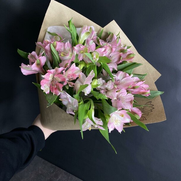 Розовые альстромерии «бабочки», артикул F1358399 - 1850 рублей, доставка по городу. Flawery - доставка цветов