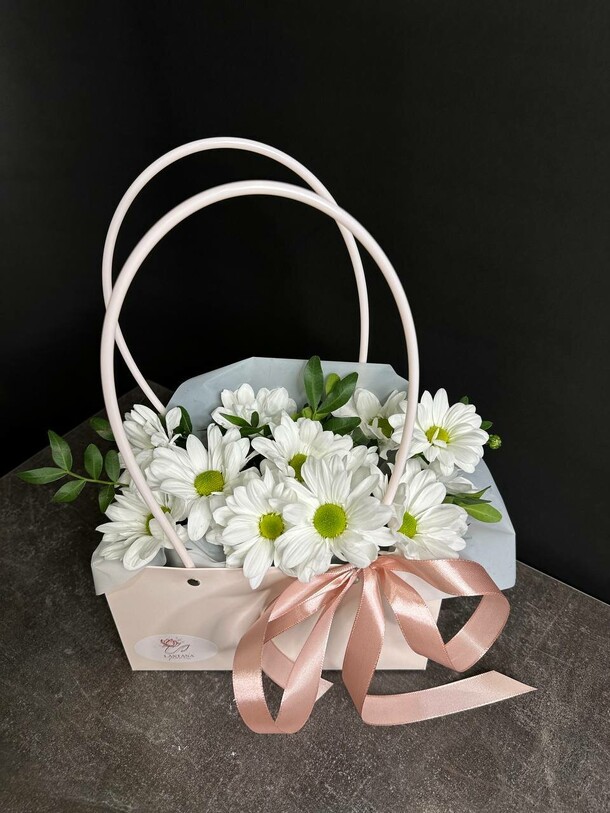 Хризантемы в сумочке «очарован тобой», артикул F1502646 - 1650 рублей, доставка по городу. Flawery - доставка цветов