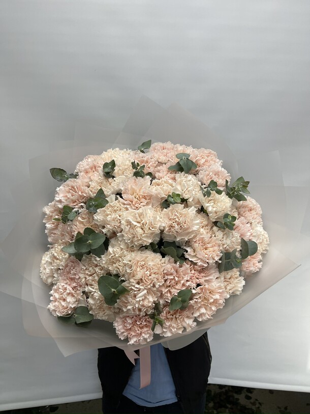 Гвоздика ( диантусы с эвкалиптом ), артикул F1244735 - 6590 рублей, доставка по городу. Flawery - доставка цветов