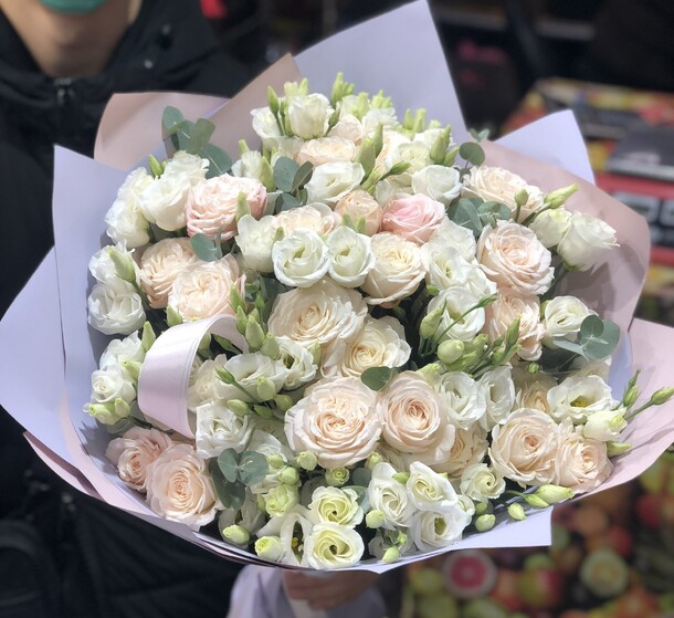 Эустома с кустовой розой, артикул F1244949 - 10500 рублей, доставка по городу. Flawery - доставка цветов