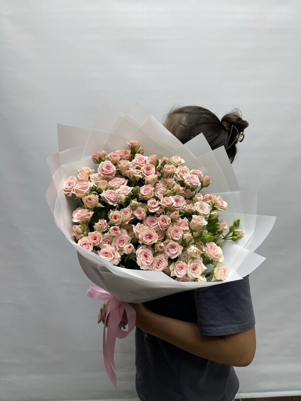 Кустовые розы нежно розовые, артикул F1245083 - 9900 рублей, доставка по городу. Flawery - доставка цветов