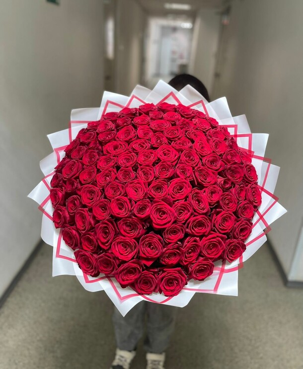 101 красная роза 60см, артикул F1302117 - 18900 рублей, доставка по городу. Flawery - доставка цветов